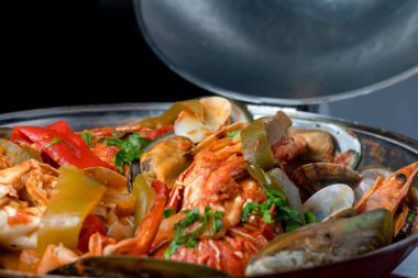 Deniz ürünleri kataplana, tipik Portekiz yemeği, ıstakoz, karides, midye, sebze