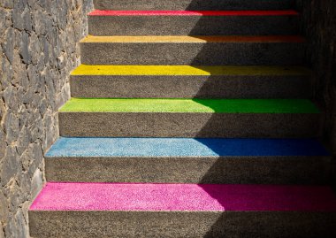 Eşcinsel gurur bayrağı bir merdivenin basamaklarında temsil ediliyor.