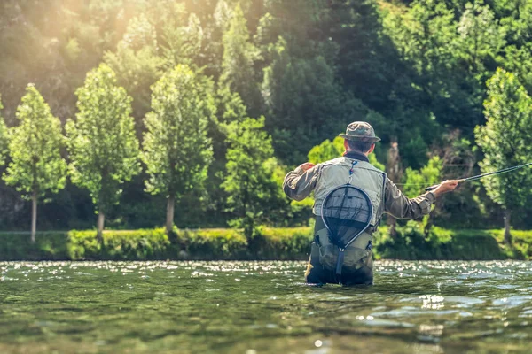 Uomo Pesca Trota Salmone Nei Fiumi Dei Pirenei Catalani Con — Foto Stock