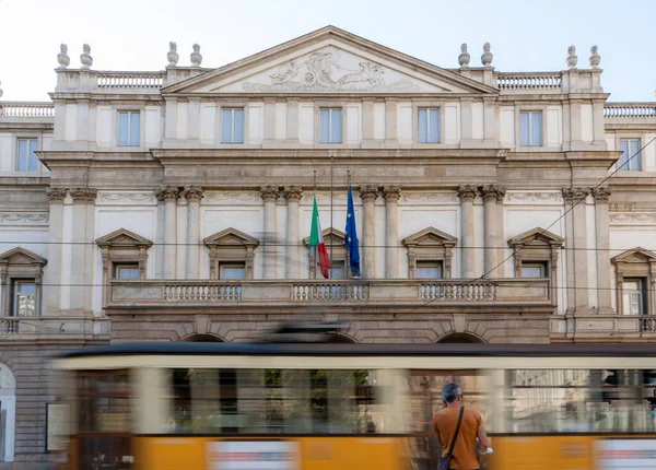 Vue Tramway Jaune Passant Devant Théâtre Milan Ital — Photo