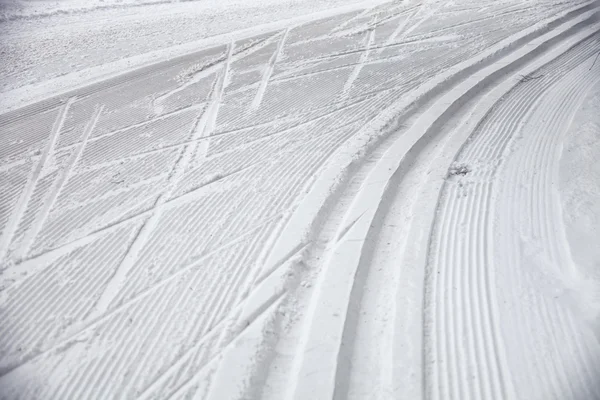 Sentiers classiques frais dans la neige . — Photo