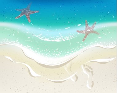 Tropikal bir plajda dalga deniz. Kum üzerinde ayak izleri. Starfishes içinde 