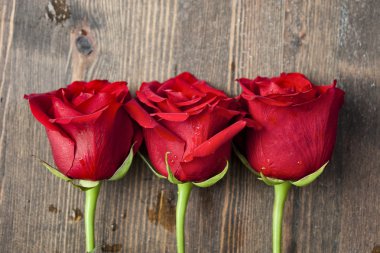 ahşap arka plan üzerinde kırmızı gül buketi