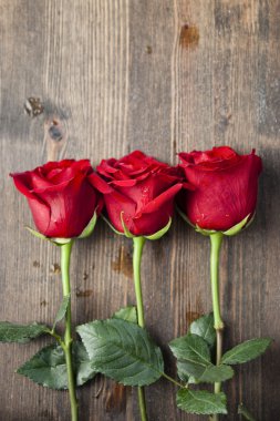 ahşap arka plan üzerinde kırmızı gül buketi