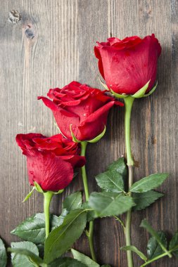 ahşap arka plan üzerinde kırmızı gül buketi
