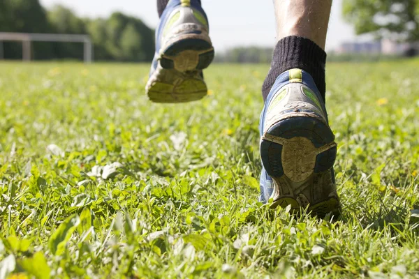 Pés em tênis de corrida, close-up — Fotografia de Stock