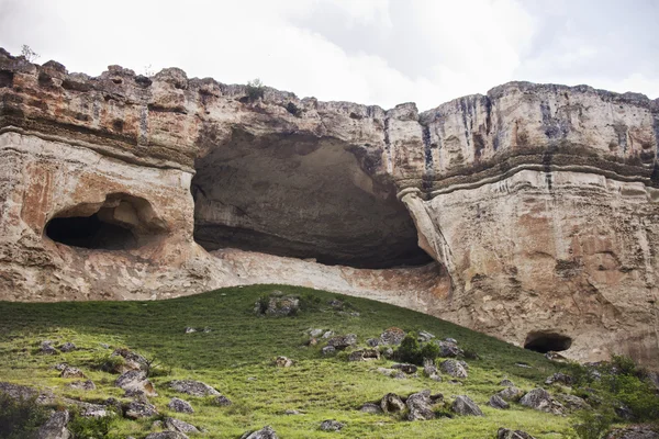 Cuevas en la Roca Blanca. Monte Ak-Kaya — Foto de Stock