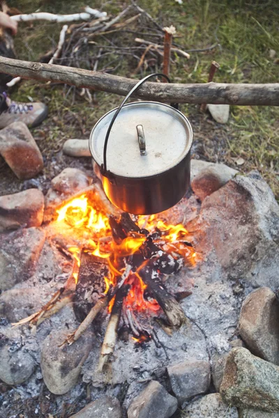 Gryta på elden. Middag i kampanj — Stockfoto