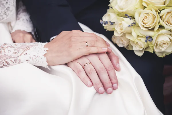 Recém-casados mãos com anéis de casamento . — Fotografia de Stock