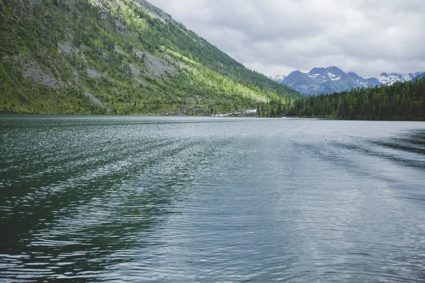 Lago Multinskiye, paisaje de montañas de Altai — Foto de Stock