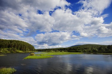Nehir Urallarda. Bulutlu gökyüzü
