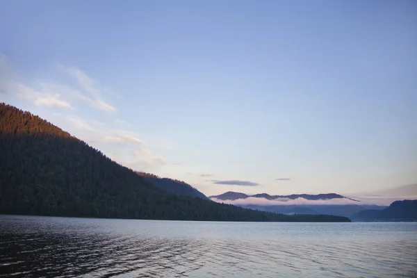 Lago Teletskoye e montanhas Altai. Rússia — Fotografia de Stock