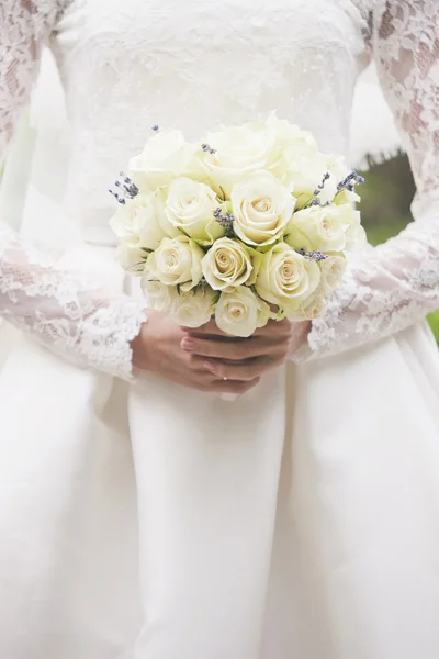 Casamento. Buquê de noiva. Rosas brancas frescas — Fotografia de Stock