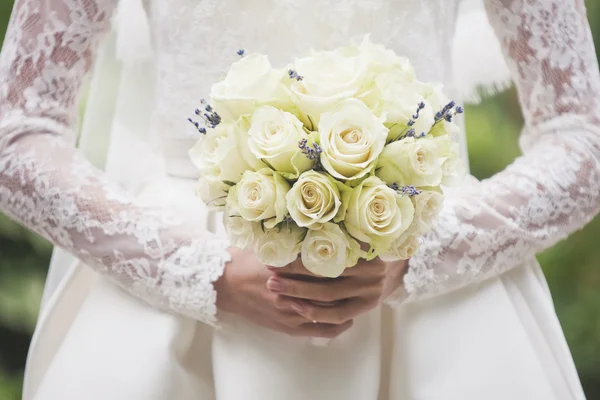 Bruiloft. Bruids boeket — Stockfoto