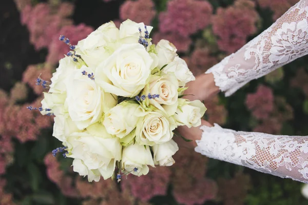 Casamento. Buquê nupcial de rosas brancas frescas — Fotografia de Stock