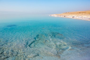 Ölü Deniz 'in turkuaz suyu. Ürdün manzarası