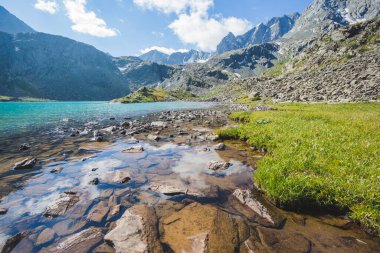 Akchan Vadisi. Aşağı Akchan Gölü. Altai Dağı manzarası