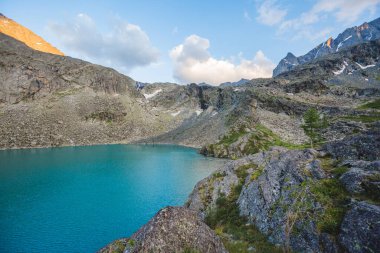 Akchan Vadisi. Aşağı Akchan Gölü. Altai Dağı manzarası