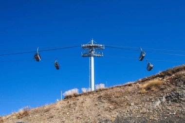 Mavi gökyüzü arkaplanında kayak kaldırma özelliği olan manzara