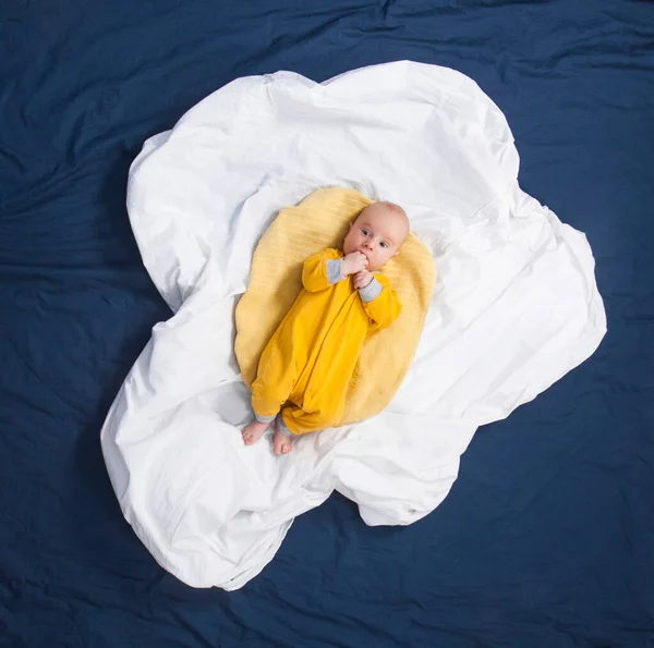 Bébé Garçon Trois Mois Dans Conte Fées Costume Œuf Frit — Photo