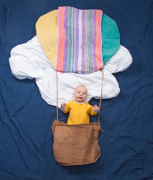 Három Hónapos Kisfiú Egy Tündérmesében Légballon — Stock Fotó