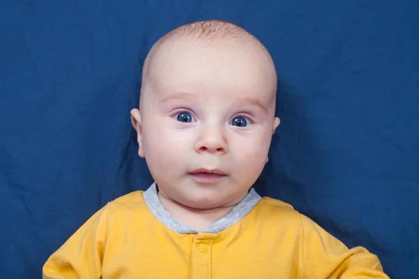 Blue Eyed Bebé Tres Meses Encuentra Sobre Fondo Azul —  Fotos de Stock
