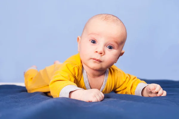 Tre Månader Baby Pojke Ligger Magen Blå Bakgrund — Stockfoto
