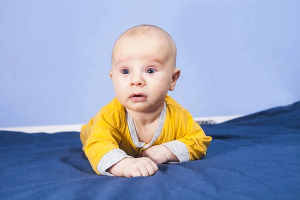 Tres Meses Bebé Encuentra Estómago Sobre Fondo Azul —  Fotos de Stock