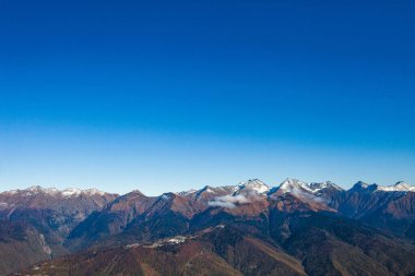 Kafkas Dağları. Rusya 'nın Krasnodar Bölgesi' ndeki Krasnaya Polyana üzerinde 2200 metre yükseklikteki görüş açısı