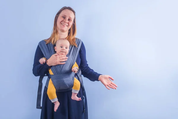 Tre Månader Baby Pojke Lyftsele Och Hans Mamma Blå Vägg — Stockfoto