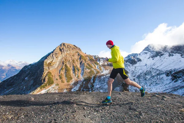 Jovem Fazer Treino Corrida Nas Montanhas Krasnaya Polyana Sochi Rússia — Fotografia de Stock