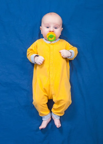 Niño Tres Meses Resbalón Amarillo Con Chupete Encuentra Sobre Fondo —  Fotos de Stock