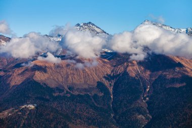 Rusya 'nın Krasnodar bölgesindeki Krasnaya Polyana' da, 2200 metre yükseklikteki Kafkas sırtı dağları.