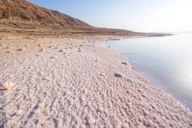 Ölü Deniz 'in kıyısındaki tuz. Ürdün manzarası