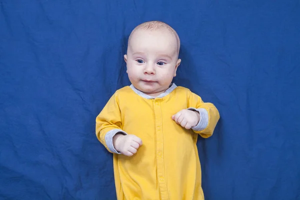 Blåögd Tre Månaders Pojke Ligger Blå Bakgrund — Stockfoto