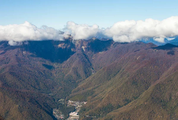 Rusya 'nın Krasnodar bölgesindeki Krasnaya Polyana' da, 2200 metre yükseklikteki Kafkas sırtı dağları.