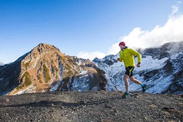 Jovem Fazer Treino Corrida Nas Montanhas Krasnaya Polyana Sochi Rússia — Fotografia de Stock