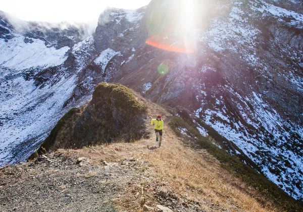 산에서 운동하고 젊은이 크라스 폴리아나 러시아 — 스톡 사진