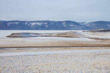 Olkhon Adası 'nda çim ve kar. Kış manzarası, Baykal Gölü