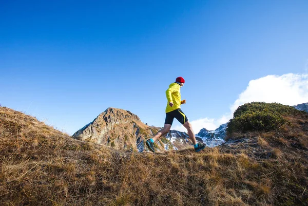 Giovane Che Allenamento Corsa Montagna Krasnaya Polyana Sochi Russia — Foto Stock