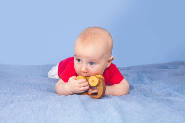 Vijf Maanden Oude Baby Met Blauwe Ogen Een Blauwe Achtergrond — Stockfoto