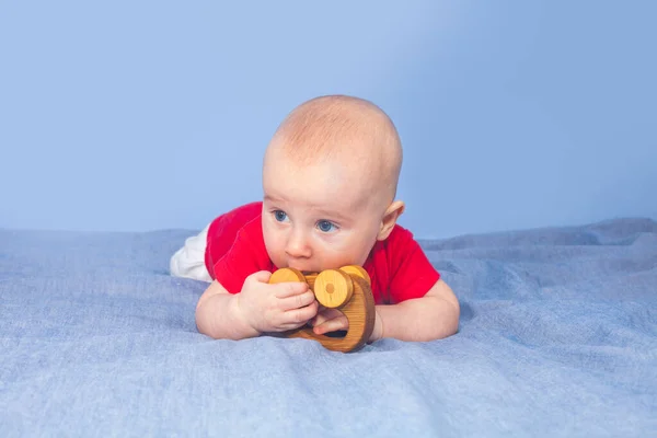 Fem Månader Gammal Blåögd Baby Blå Bakgrund — Stockfoto