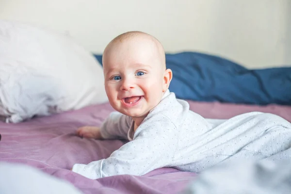 Vijf Maanden Baby Jongen Ligt Buik Eerste Tand — Stockfoto