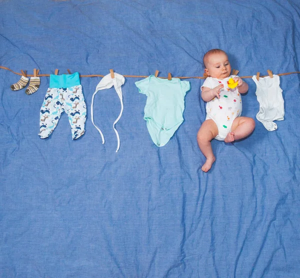 Fantasme Bébé Sèche Sur Une Corde Avec Des Vêtements Bébé — Photo