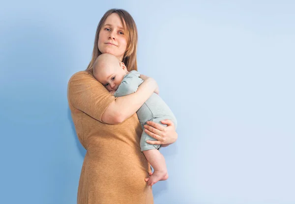 Bebé Cinco Meses Brazos Madre Sobre Fondo Pared Azul —  Fotos de Stock