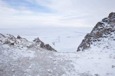 Olkhon Adası 'ndaki Cape Sagan-Khushun' dan Baykal Gölü manzarası