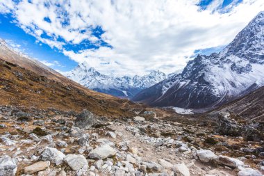 Everest Ana Kampı 'na giden yolun görüntüsü. Nepal, Sagarmatha Ulusal Parkı