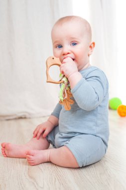 Yedi ay boyunca oyuncakla erkek bebek portresi.