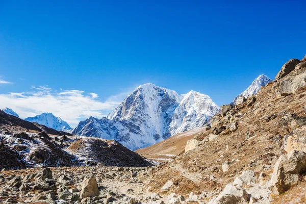 Everest ana kampına giden yol. Sagarmatha Ulusal Parkı, Himalayalar, Nepal