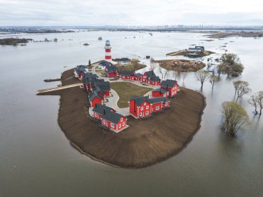 Bahar, sel, Oka 'nın kıyıları taştı. Ryazan City yakınlarındaki Balıkçı Köyü Oteli. Rusya